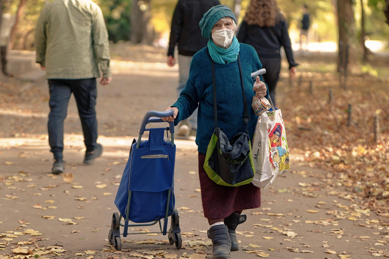 Uomo anziano assistito in casa da un caregiver, simbolo del bonus mensile per assistenza over 80.