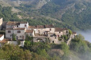 Borgo del Pollino con un eremo scavato direttamente nella montagna