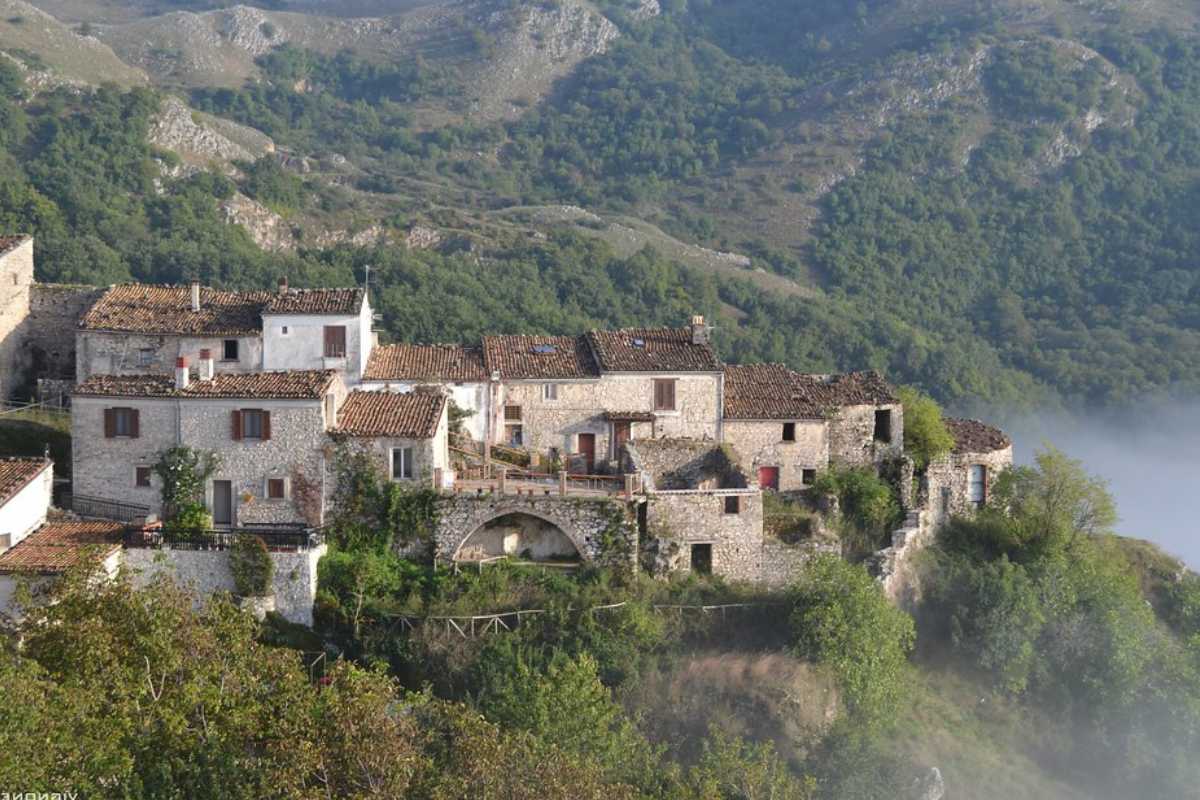 Eremo scolpito nella montagna nel suggestivo Borgo del Pollino.
