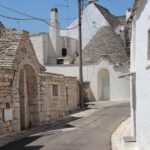 Labirinto di pietra nel borgo del Salento, risalente al 1500, circondato da antiche abitazioni.