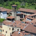 Vista panoramica del Borgo della Garfagnana con antiche case-torre e paesaggio montano circostante.