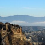 Vicolo del borgo della Tuscia con vista panoramica sui calanchi circostanti.