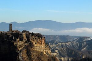 Borgo della Tuscia dove ogni vicolo porta a un panorama diverso sui calanchi