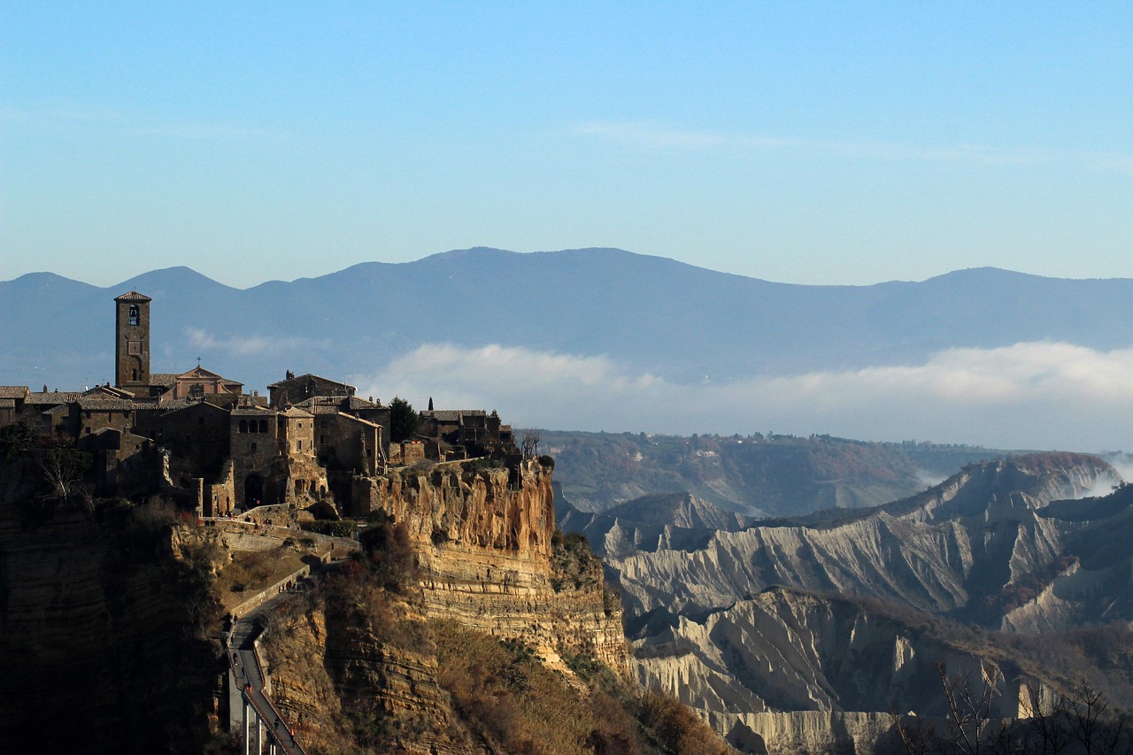 Vicolo del borgo della Tuscia con vista panoramica sui calanchi circostanti.