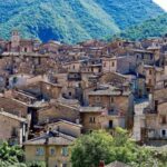 Campane che suonano a festa nel borgo del Molise, simbolo di tradizione e celebrazione comunitaria.
