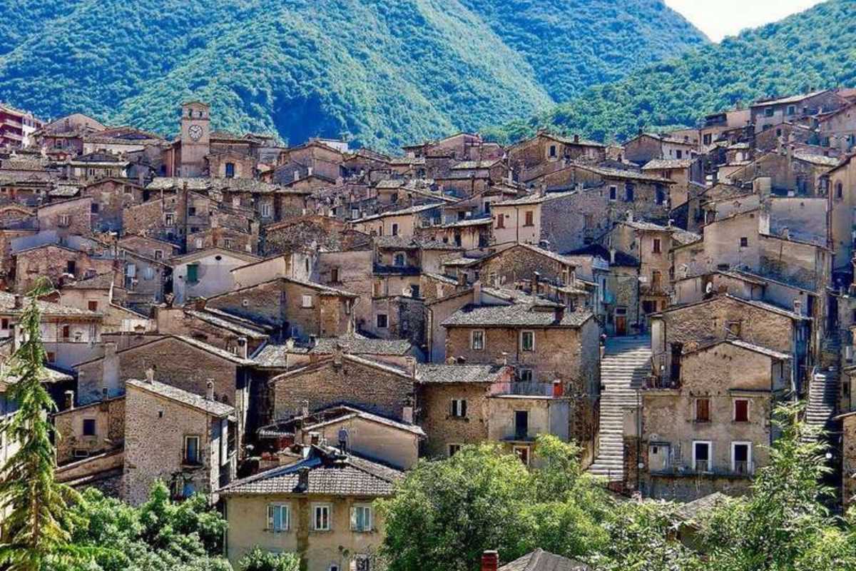 Campane che suonano a festa nel borgo del Molise, simbolo di tradizione e celebrazione comunitaria.