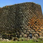 Borgo sardo con nuraghe ben conservato, tipico esempio di architettura antica.
