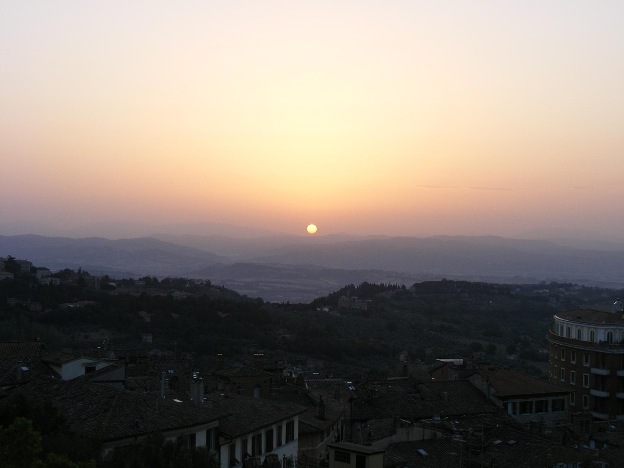 Borgo italiano sotto il sole estivo, con un cielo sereno che illumina il paesaggio per tre giorni.