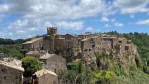 Borgo umbro con 5 torri perfettamente identiche: una curiosità storica unica in Italia