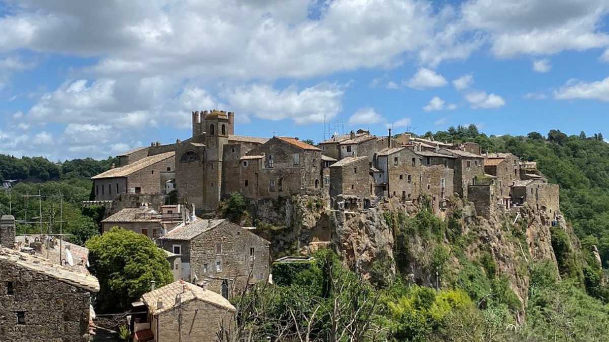 Borgo umbro con cinque torri identiche, simbolo di curiosità storica e architettonica italiana.