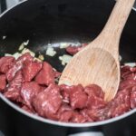 Carne dura dopo cottura, evidenziando l'errore comune che ne compromette la tenerezza.