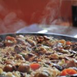 Immagine di piatti di cibo riscaldato più volte, con evidenti segni di deterioramento e alterazioni.