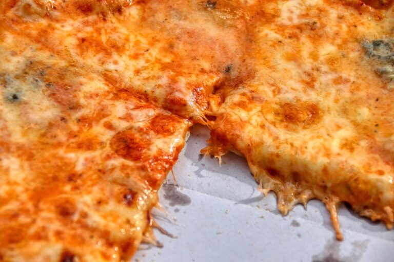 Cuocere la pizza così: ecco perché resta cruda