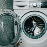 Cuscini ingialliti prima e dopo il lavaggio in lavatrice con prodotti specifici per il bianco.
