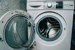 Cuscini ingialliti: il lavaggio in lavatrice con i prodotti giusti per ridare il bianco