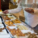 Dolci riscaldati in un piatto, evidenziando la loro consistenza e il vapore caldo.