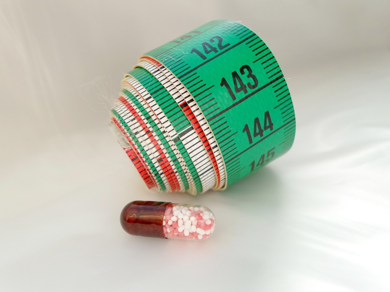 Immagine di una pillola Eli Lilly, simbolo del nuovo farmaco anti-obesità atteso nel 2027.