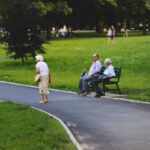 Esercizio di mobilità per anziani, simbolo di salute e vitalità.