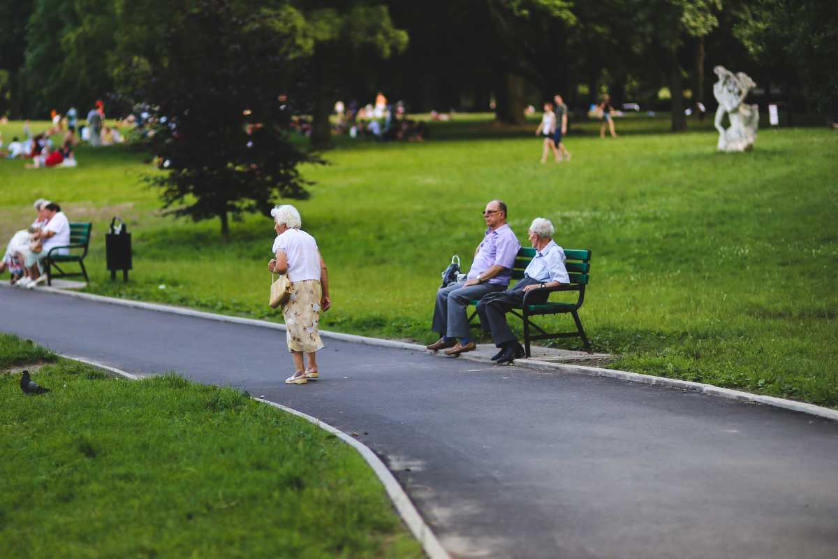 Esercizio di mobilità per anziani, simbolo di salute e vitalità.