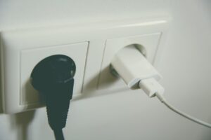 Interruttori e prese: il batterio che vi prolifera e come pulirli in sicurezza