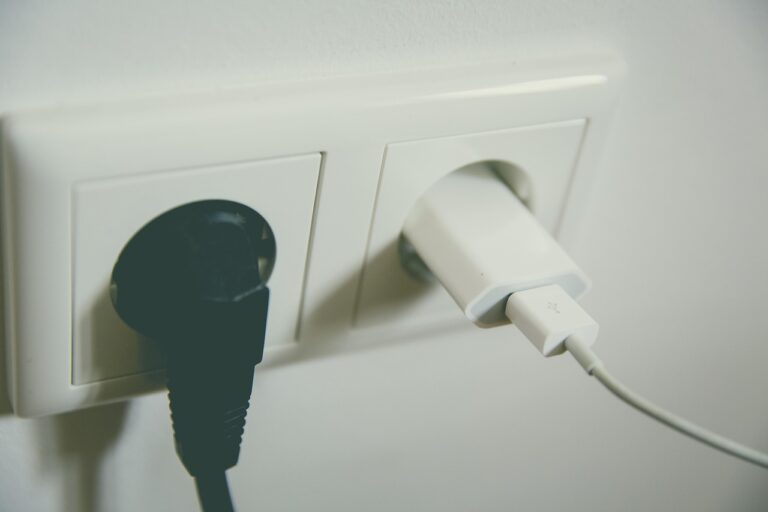 Interruttori e prese: il batterio che vi prolifera e come pulirli in sicurezza