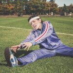 Trainer delle star di Hollywood durante un allenamento di 20 minuti, con attrezzature fitness moderne.