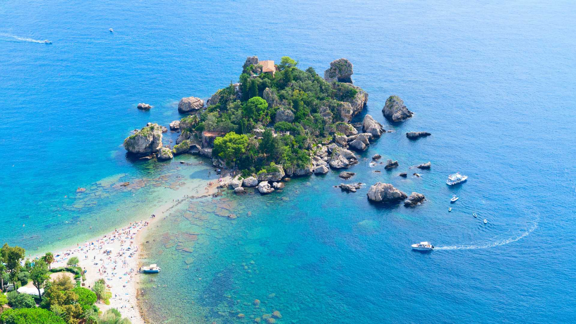Panorama delle cinque isole minori d'Italia, un angolo di paradiso lontano dal turismo di massa.