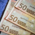 Uomo anziano legge un documento su esenzioni fiscali per over 65.