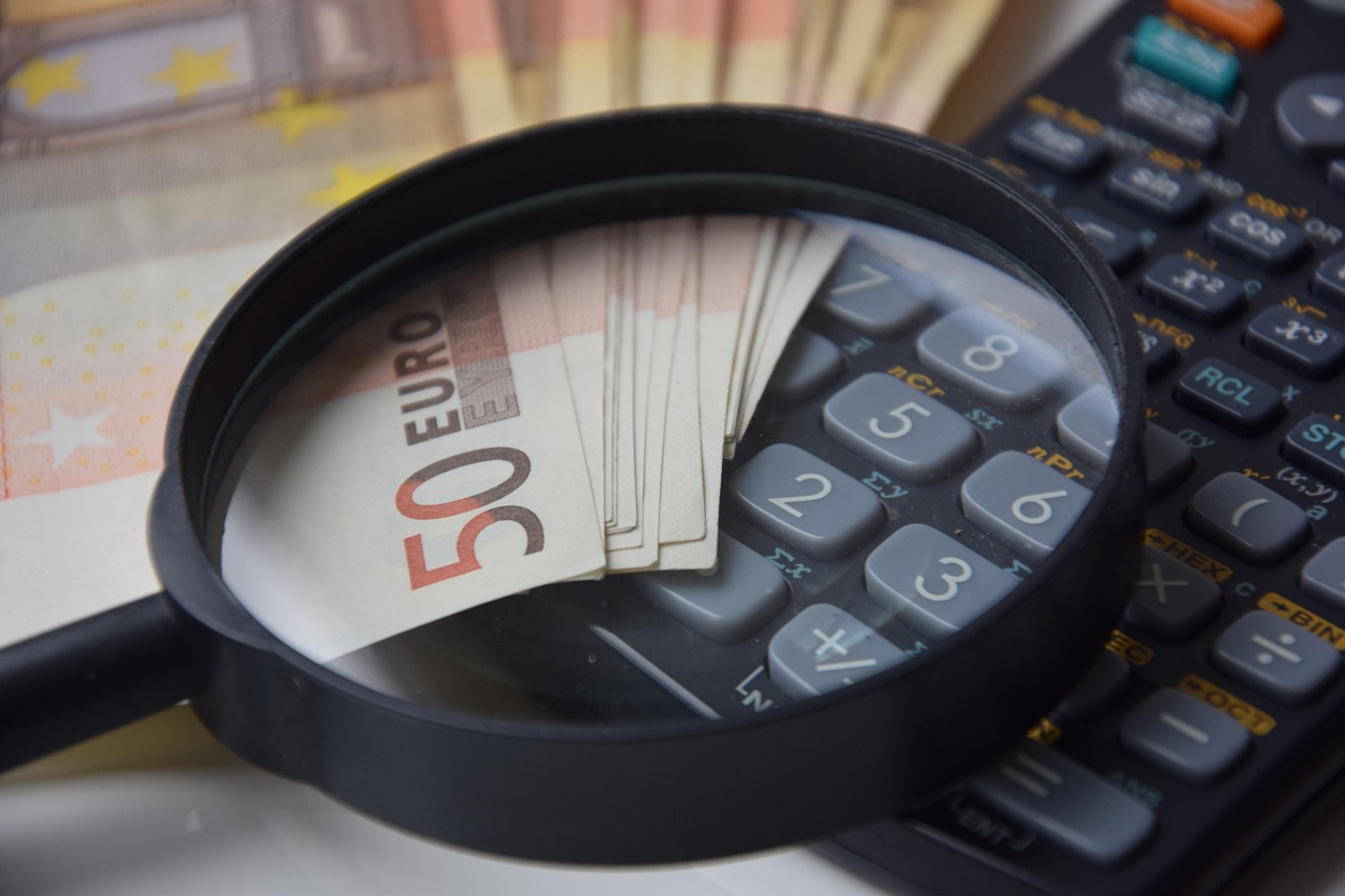 Anziano riceve assistenza per l'esenzione automatica dalle tasse comunali.