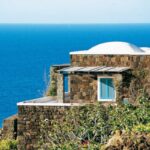 Cupole bianche di pietra a secco su Pantelleria, tipiche dell'architettura dell'isola siciliana.