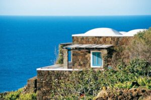 Pantelleria: l'isola siciliana dove le case sono cupole bianche di pietra a secco