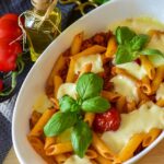 Pasta al forno secca con ingredienti freschi, evidenziando l'errore da evitare per una buona preparazione.