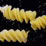 Pasta che si incolla in pentola, evidenziando errori nella cottura e nell'acqua utilizzata.