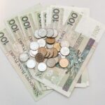 Pensionato controlla l'importo netto della busta paga con un sorriso, simbolo di un aumento previsto.
