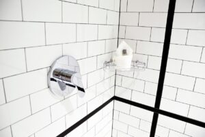 Piastrelle del bagno con fughe annerite: il rimedio per renderle bianche senza sostituirle