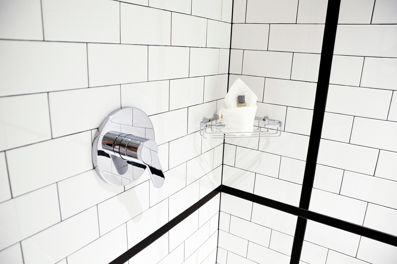 Piastrelle del bagno con fughe annerite, illustrando il metodo per sbiancarle senza sostituzione.