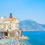 Vista panoramica della Spiaggia di Atrani con il borgo costiero sullo sfondo.
