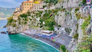 Spiaggia di Furore: l'unica baia con un ponte sopra le teste dei bagnanti