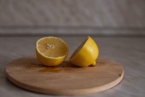 Tagliere in legno: la pulizia con limone e sale grosso che lo igienizza naturalmente