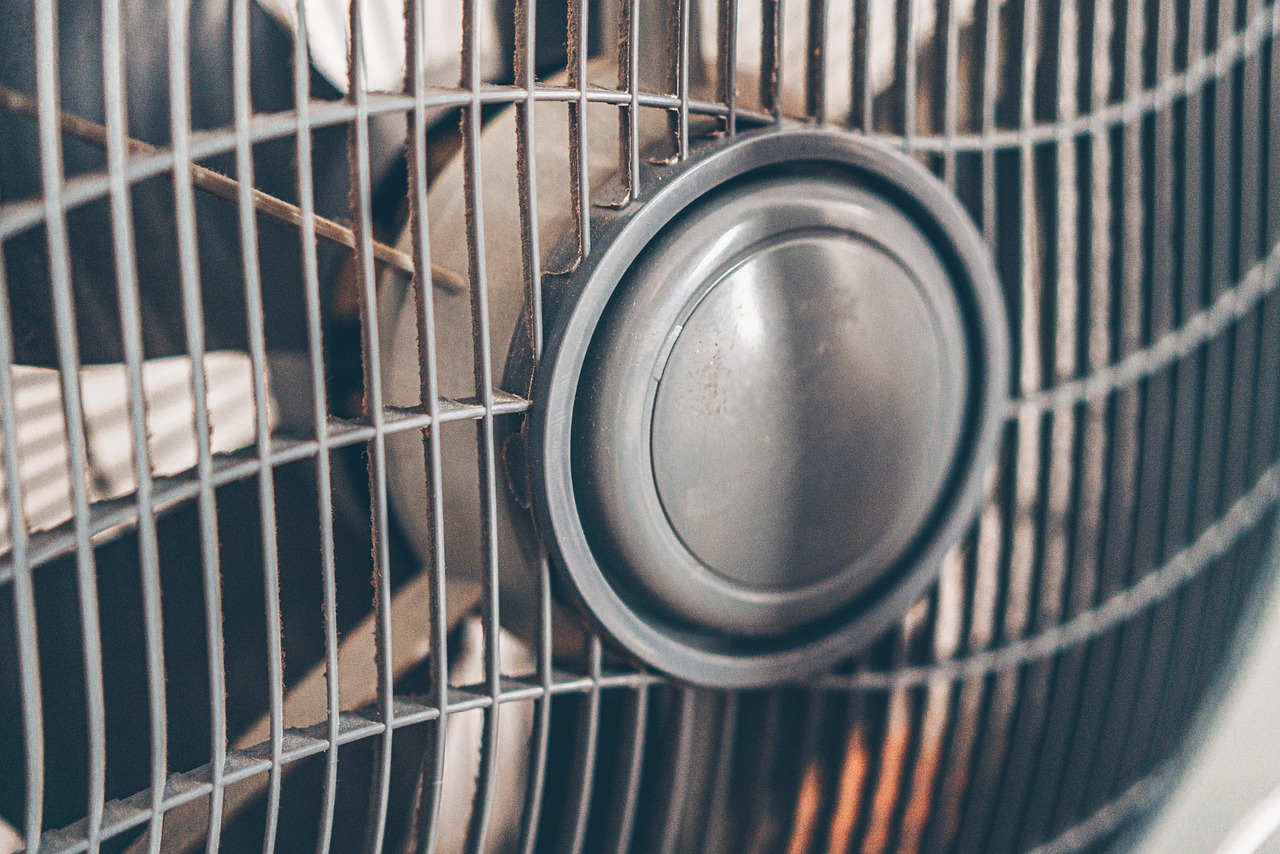 Termosifoni neri di polvere prima e dopo la pulizia con il phon in 5 minuti.